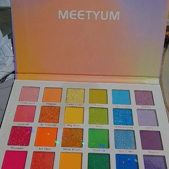 Large Eyeshadow Palette with Brushes - Vibrant Multi-Color - Picture 5 of 7